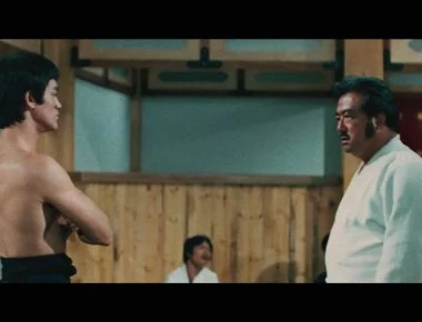 Βίντεο: Όταν ο Μπρους Λι ξυλοφόρτωσε μια σχολή Καράτε